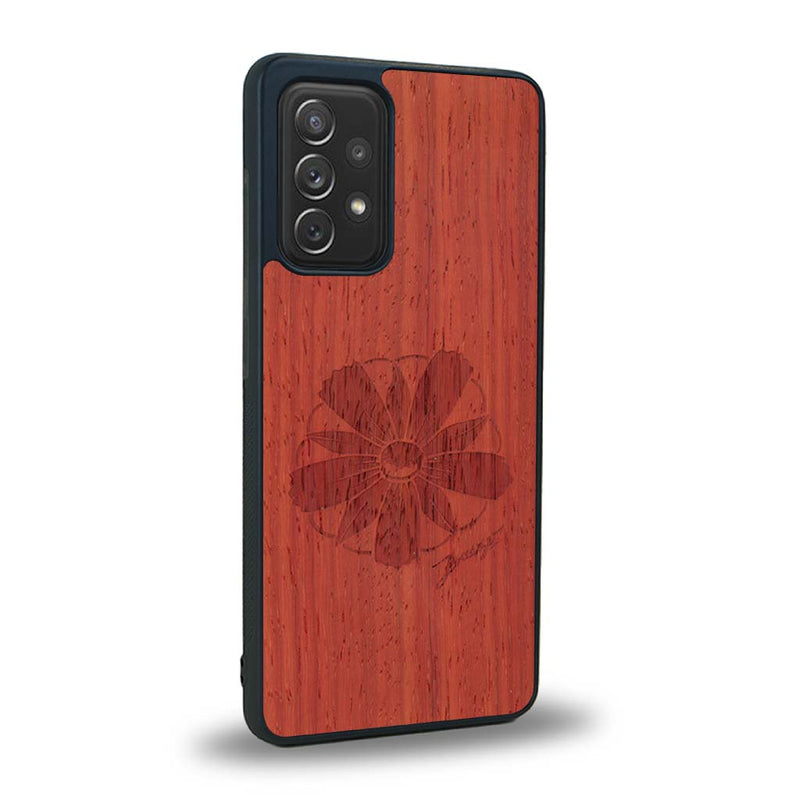 Coque de protection en bois véritable fabriquée en France pour Samsung A53 5G sur le thème des fleurs et de la montagne avec un motif de gravure représentant les pétales d'une fleur des montagnes