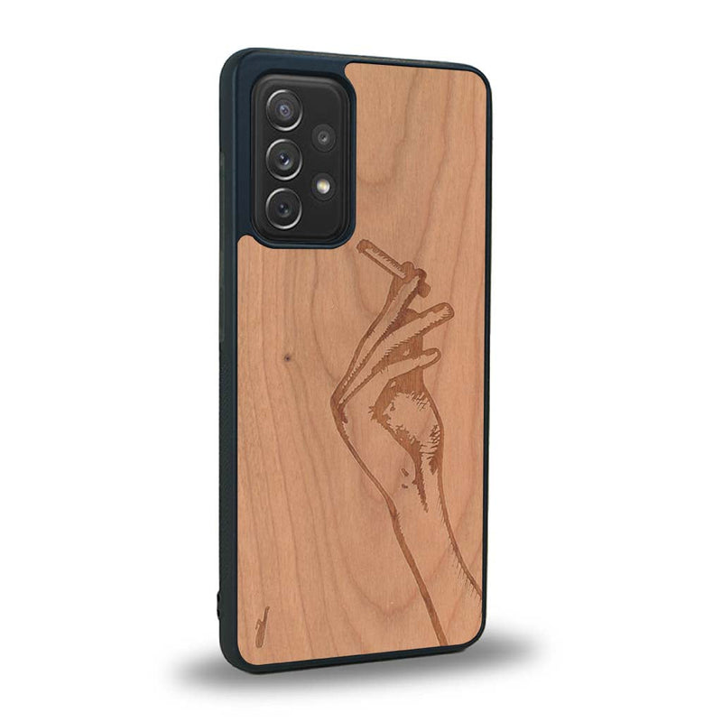 Coque de protection en bois véritable fabriquée en France pour Samsung A53 5G représentant une main de femme tenant une cigarette de type line art en collaboration avec l'artiste Maud Dabs