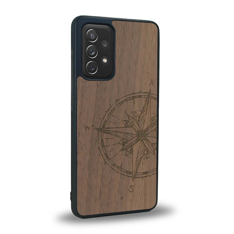 Coque de protection en bois véritable fabriquée en France pour Samsung A53 5G avec une gravure "rose des vents" sur le thème nautique et de l'océan qui s'inspire des boussoles de pirate