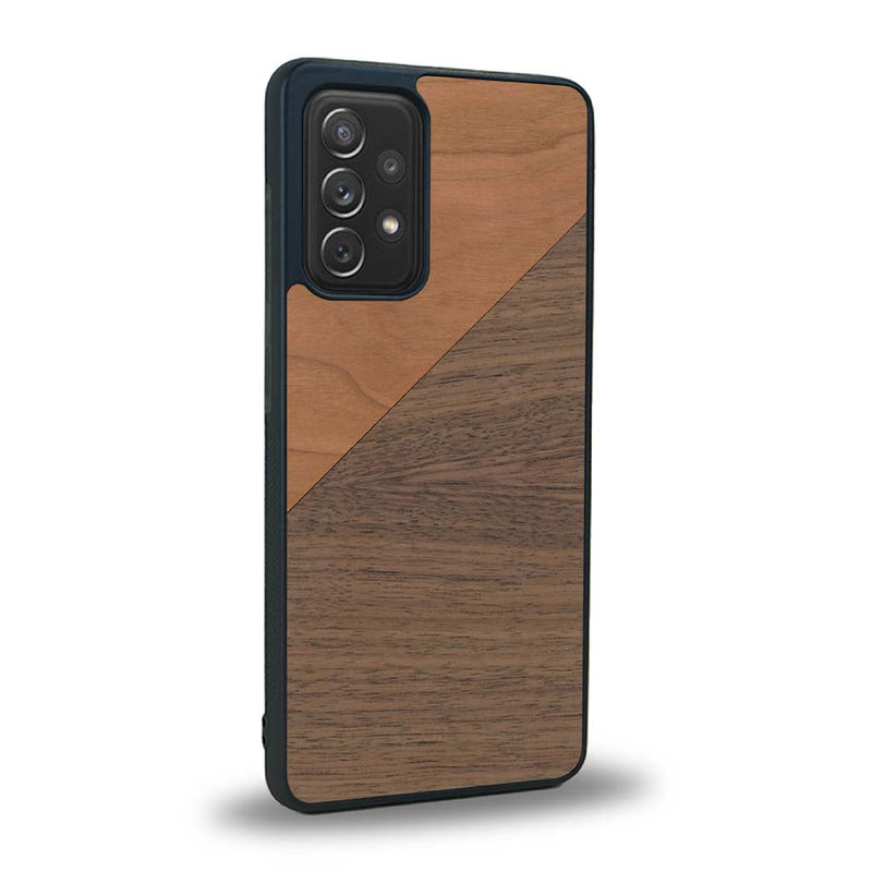 Coque de protection en bois véritable fabriquée en France pour Samsung A53 5G alliant du merisier et du noyer formant chacun un triangle avec une jointure en diagonale sur le thème de l'art abstrait