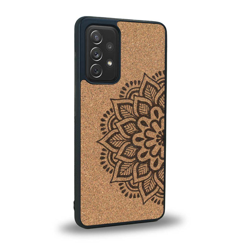 Coque de protection en bois véritable fabriquée en France pour Samsung A53 5G sur le thème de la bohème et du tatouage au henné avec une gravure représentant un mandala