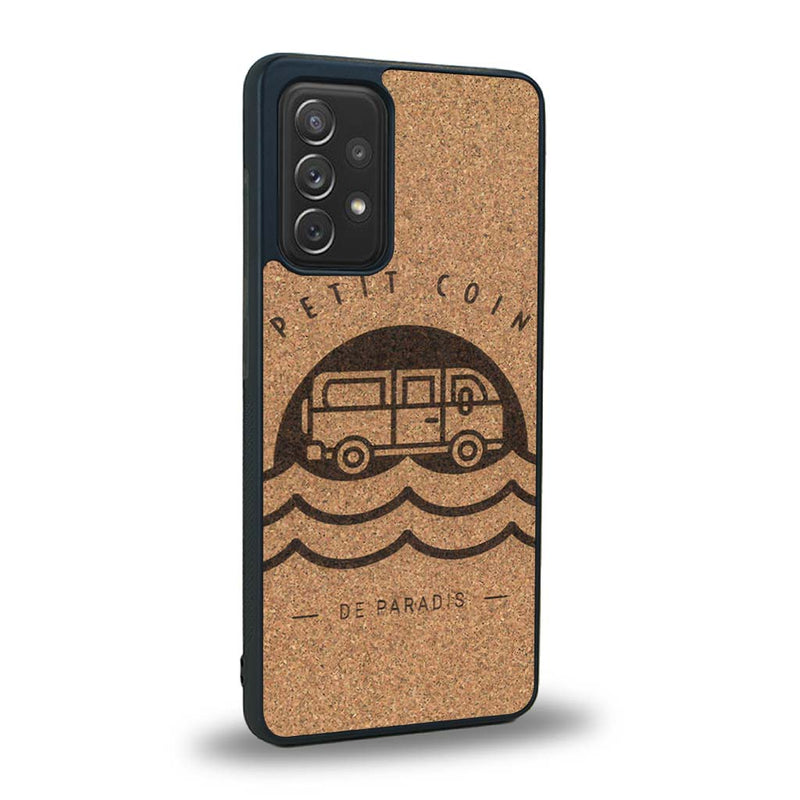 Coque de protection en bois véritable fabriquée en France pour Samsung A53 5G sur le thème des voyages en vans, vanlife et chill avec une gravure représentant un van vw combi devant le soleil couchant sur une plage avec des vagues