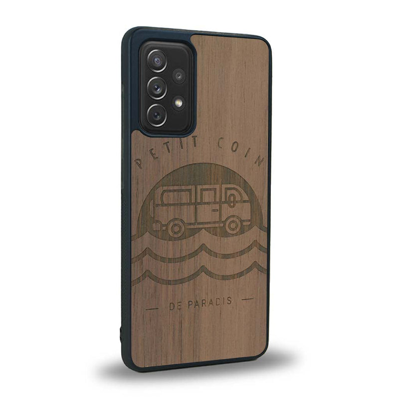 Coque de protection en bois véritable fabriquée en France pour Samsung A53 5G sur le thème des voyages en vans, vanlife et chill avec une gravure représentant un van vw combi devant le soleil couchant sur une plage avec des vagues