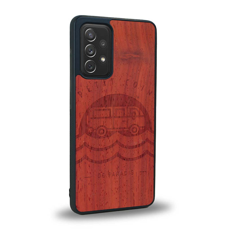Coque de protection en bois véritable fabriquée en France pour Samsung A53 5G sur le thème des voyages en vans, vanlife et chill avec une gravure représentant un van vw combi devant le soleil couchant sur une plage avec des vagues