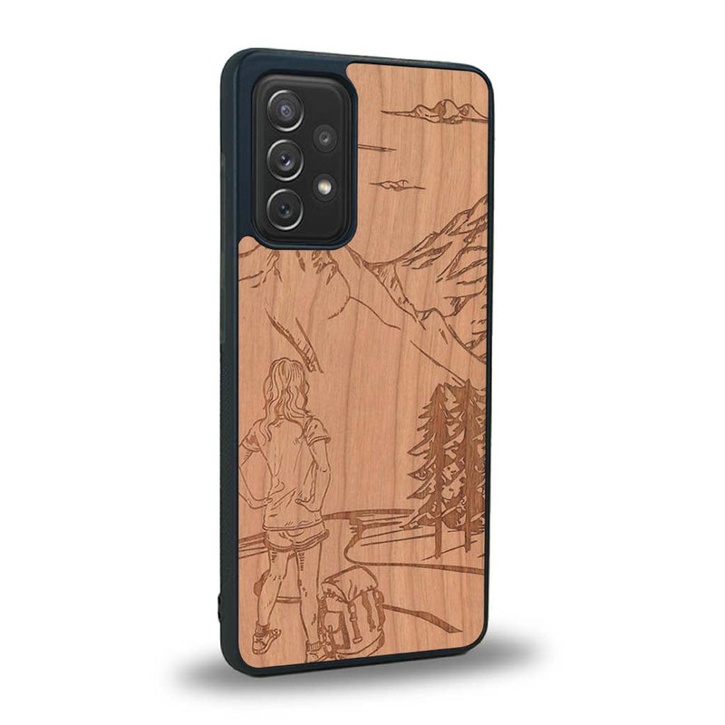 Coque de protection en bois véritable fabriquée en France pour Samsung A53 5G sur le thème de la randonnée en montagne et de l'aventure avec une gravure représentant une femme de dos face à un paysage de nature