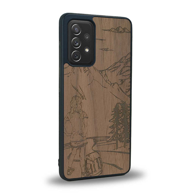 Coque de protection en bois véritable fabriquée en France pour Samsung A53 5G sur le thème de la randonnée en montagne et de l'aventure avec une gravure représentant une femme de dos face à un paysage de nature