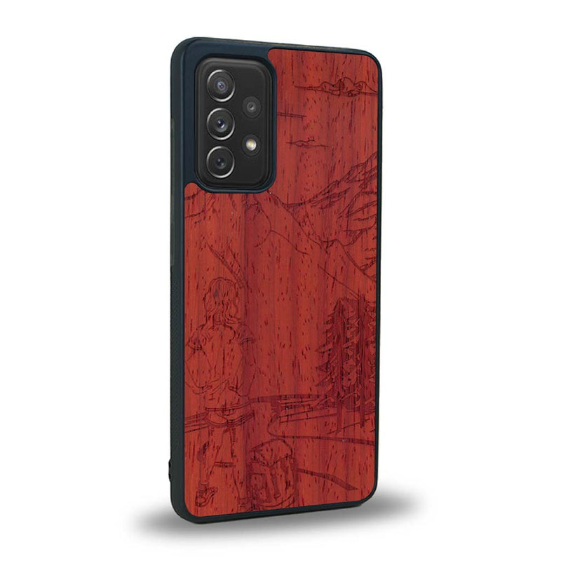 Coque de protection en bois véritable fabriquée en France pour Samsung A53 5G sur le thème de la randonnée en montagne et de l'aventure avec une gravure représentant une femme de dos face à un paysage de nature