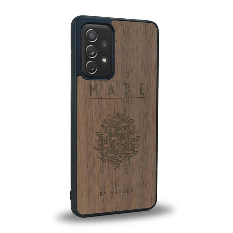 Coque de protection en bois véritable fabriquée en France pour Samsung A53 5G sur le thème de la nature et des arbres avec une gravure représentant une pomme de pin et la phrase "made by nature"