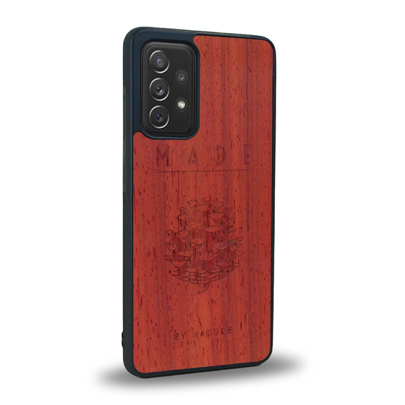 Coque de protection en bois véritable fabriquée en France pour Samsung A53 5G sur le thème de la nature et des arbres avec une gravure représentant une pomme de pin et la phrase "made by nature"