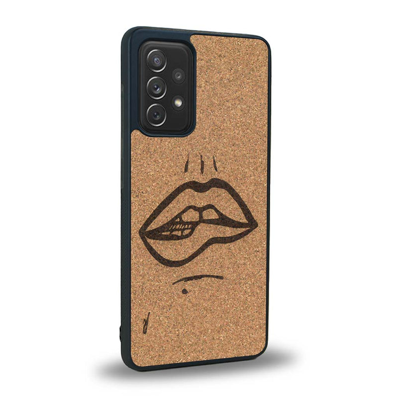 Coque de protection en bois véritable fabriquée en France pour Samsung A53 5G représentant de manière minimaliste une bouche de féminine se mordant le coin de la lèvre de manière sensuelle dessinée à la main par l'artiste Maud Dabs