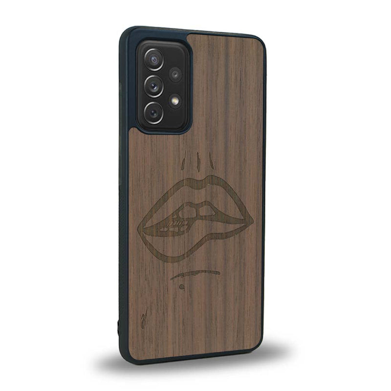 Coque de protection en bois véritable fabriquée en France pour Samsung A53 5G représentant de manière minimaliste une bouche de féminine se mordant le coin de la lèvre de manière sensuelle dessinée à la main par l'artiste Maud Dabs