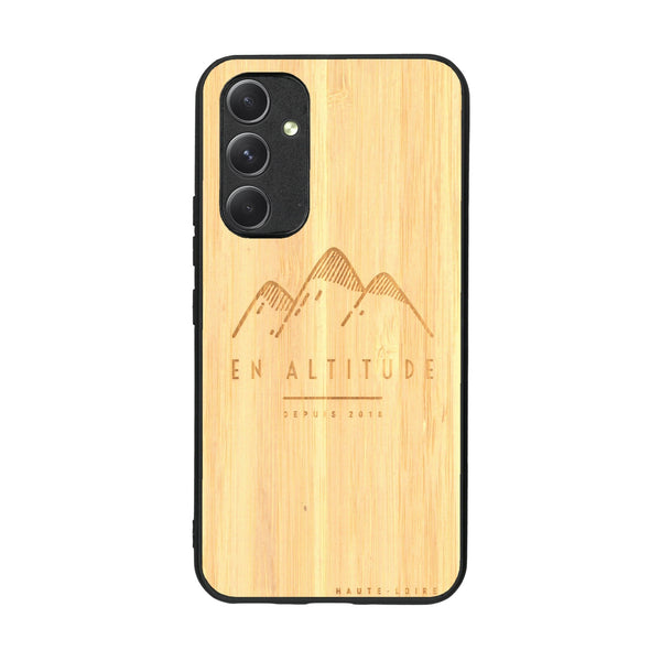 Coque de protection en bois véritable fabriquée en France pour Samsung A54 5G représentant des montagnes, sur le thème de la randonnée en pleine nature et du trail