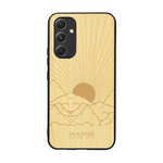 Coque de protection en bois véritable fabriquée en France pour  représentant des montagnes, sur le thème de la randonnée en pleine nature et du trail