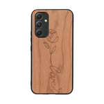 Coque de protection en bois véritable fabriquée en France pour Samsung A54 5G sur le thème de la fête des mères avec un motif représentant une fleur dont la tige forme le mot "love"