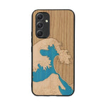 Coque de protection en bois véritable fabriquée en France pour Samsung A54 5G alliant plusieurs essences de bois pour représenter la célèbre grande vague de Kanagawa