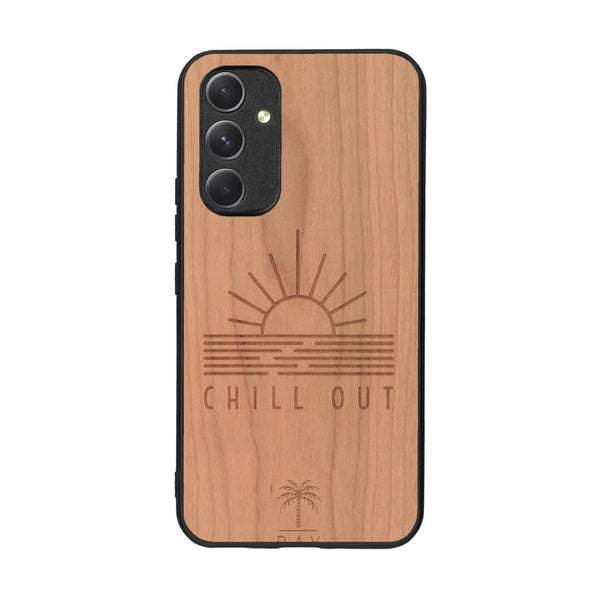 Coque de protection en bois véritable fabriquée en France pour Samsung A54 5G sur le thème chill avec un motif représentant un couché de soleil sur l'océan et la phrase "Chill out"