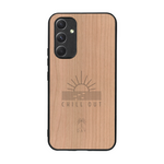 Coque de protection en bois véritable fabriquée en France pour  sur le thème chill avec un motif représentant un couché de soleil sur l'océan et la phrase "Chill out"