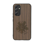 Coque de protection en bois véritable fabriquée en France pour Samsung A54 5G sur le thème des fleurs et de la montagne avec un motif de gravure représentant les pétales d'une fleur des montagnes