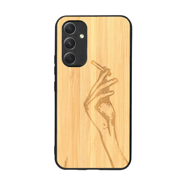 Coque de protection en bois véritable fabriquée en France pour Samsung A54 5G représentant une main de femme tenant une cigarette de type line art en collaboration avec l'artiste Maud Dabs