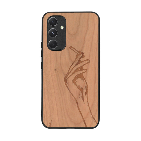 Coque de protection en bois véritable fabriquée en France pour Samsung A54 5G représentant une main de femme tenant une cigarette de type line art en collaboration avec l'artiste Maud Dabs