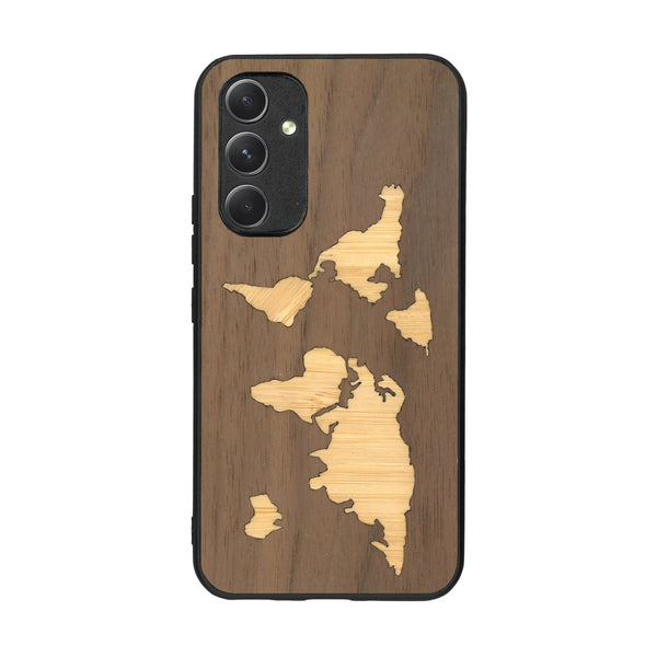 Coque de protection en bois véritable fabriquée en France pour Samsung A54 5G alliant du bambou et du noyer sur le thème du voyage et de l'aventure représentant une mappemonde