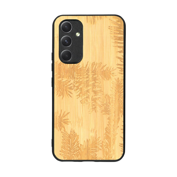 Coque de protection en bois véritable fabriquée en France pour Samsung A54 5G sur le thème de la nature des arbres avec un motif de gravure représentant des épines de sapin et des pommes de pin