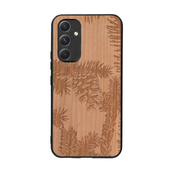 Coque de protection en bois véritable fabriquée en France pour Samsung A54 5G sur le thème de la nature des arbres avec un motif de gravure représentant des épines de sapin et des pommes de pin