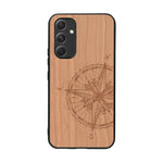 Coque de protection en bois véritable fabriquée en France pour Samsung A54 5G avec une gravure "rose des vents" sur le thème nautique et de l'océan qui s'inspire des boussoles de pirate