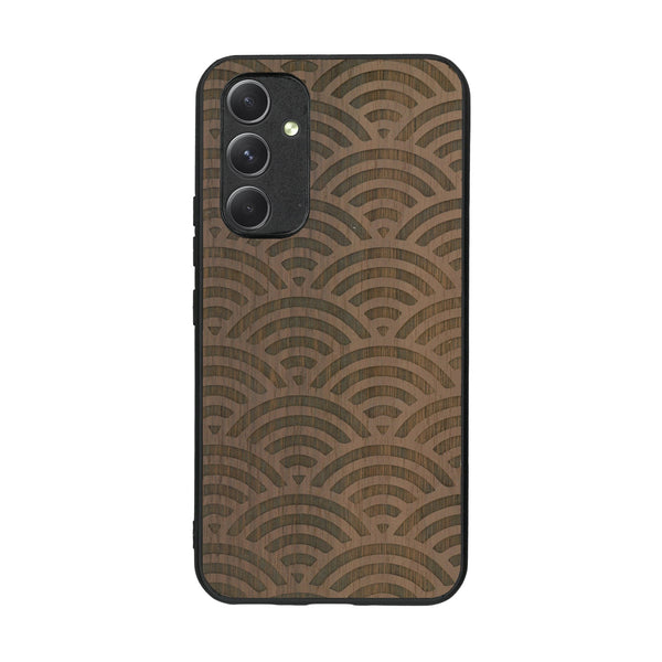 Coque de protection en bois véritable fabriquée en France pour Samsung A54 5G baptisée "La Sinjak" avec un motif de gravure abstrait représentant la répétition d'un symbole wifi