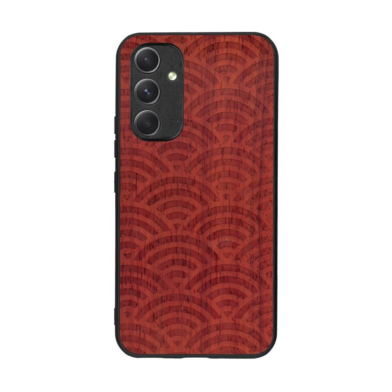 Coque de protection en bois véritable fabriquée en France pour Samsung A54 5G baptisée "La Sinjak" avec un motif de gravure abstrait représentant la répétition d'un symbole wifi