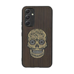 Coque de protection en bois véritable fabriquée en France pour Samsung A54 5G alliant du chêne fumé avec du métal argenté et doré représentant une tête de mort mexicaine sur le thème Dia de los Muertos
