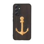 Coque de protection en bois véritable fabriquée en France pour Samsung A54 5G sur le thème nautique avec un bois clair et un bois foncé représentant une ancre de bateau