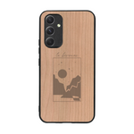Coque de protection en bois véritable fabriquée en France pour  sur le thème du camping en pleine nature et du bivouac avec la phrase "Aventure is out there"