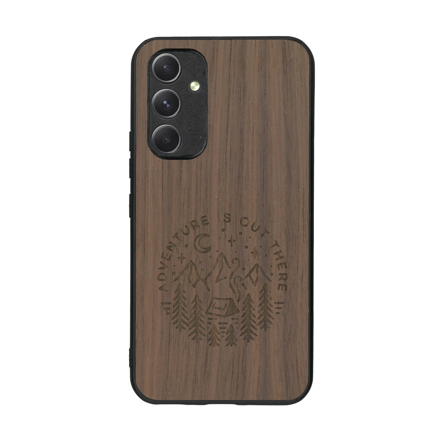 Coque de protection en bois véritable fabriquée en France pour Samsung A54 5G sur le thème du camping en pleine nature et du bivouac avec la phrase "Aventure is out there"