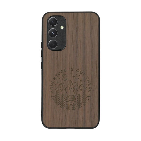 Coque de protection en bois véritable fabriquée en France pour Samsung A54 5G sur le thème du camping en pleine nature et du bivouac avec la phrase "Aventure is out there"