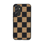Coque de protection en bois véritable fabriquée en France pour Samsung A54 5G alliant plusieurs essences de bois pour représenter un damier