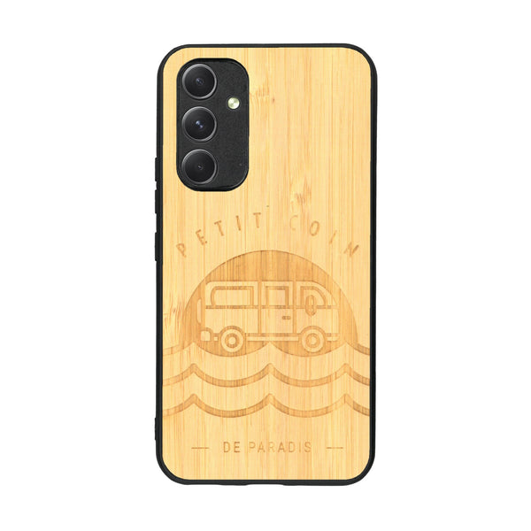 Coque de protection en bois véritable fabriquée en France pour Samsung A54 5G sur le thème des voyages en vans, vanlife et chill avec une gravure représentant un van vw combi devant le soleil couchant sur une plage avec des vagues