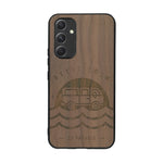 Coque de protection en bois véritable fabriquée en France pour Samsung A54 5G sur le thème des voyages en vans, vanlife et chill avec une gravure représentant un van vw combi devant le soleil couchant sur une plage avec des vagues
