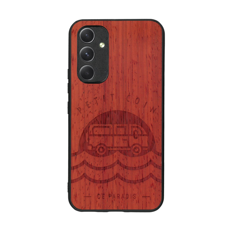 Coque de protection en bois véritable fabriquée en France pour Samsung A54 5G sur le thème des voyages en vans, vanlife et chill avec une gravure représentant un van vw combi devant le soleil couchant sur une plage avec des vagues