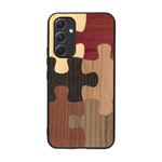 Coque de protection en bois véritable fabriquée en France pour  représentant un puzzle en six pièces qui allie du chêne fumé, du noyer, du bambou, du padouk, du merisier et de l'acajou