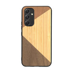 Coque de protection en bois véritable fabriquée en France pour Samsung A54 5G alliant du merisier, du noyer et du bambou formant chacun deux triangles et un trapèze avec deux jointures en diagonale sur le thème de l'art abstrait