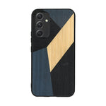 Coque de protection en bois véritable fabriquée en France pour Samsung A54 5G alliant du bambou, du tulipier bleu et noir en forme de mosaïque minimaliste sur le thème de l'art abstrait