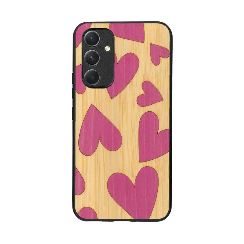 Coque de protection en bois véritable fabriquée en France pour Samsung A54 5G alliant plusieurs essences de bois pour représenter des coeurs pour les amoureux