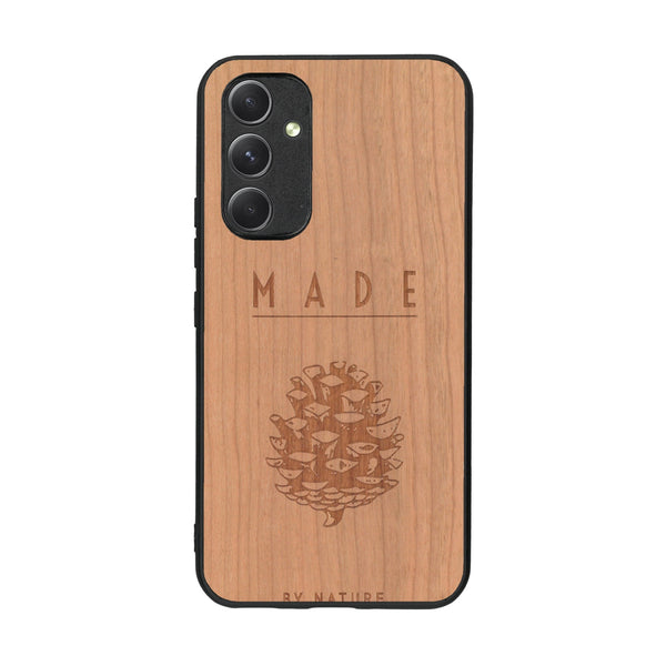 Coque de protection en bois véritable fabriquée en France pour Samsung A54 5G sur le thème de la nature et des arbres avec une gravure représentant une pomme de pin et la phrase "made by nature"