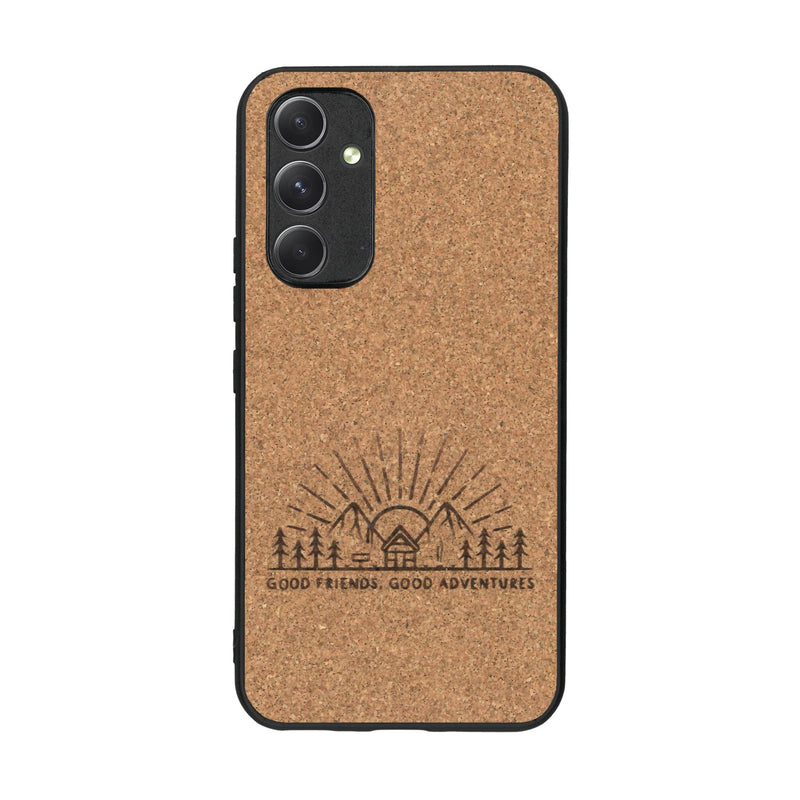 Coque de protection en bois véritable fabriquée en France pour Samsung A54 5G sur le thème chill et nature avec un motif représentant un levé de soleil sur un paysage de montagne avec des sapins et un chalet et la phrase "Good friends, good adventure"