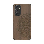 Coque de protection en bois véritable fabriquée en France pour Samsung A54 5G sur le thème chill et nature avec un motif représentant un levé de soleil sur un paysage de montagne avec des sapins et un chalet et la phrase "Good friends, good adventure"
