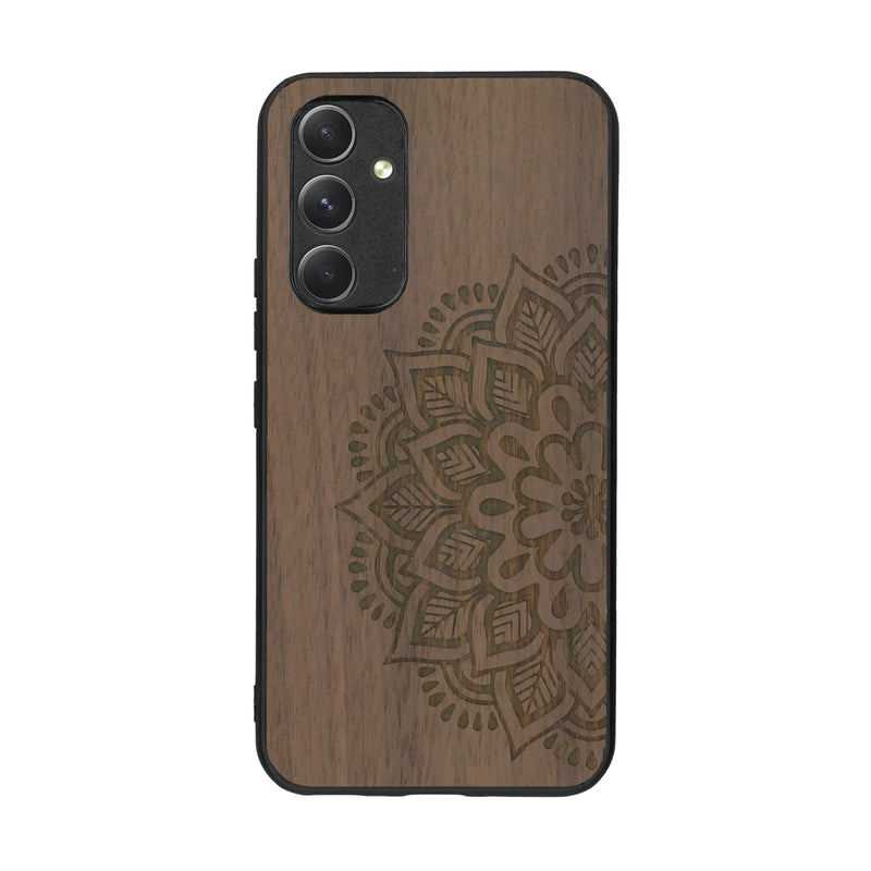 Coque de protection en bois véritable fabriquée en France pour Samsung A54 5G sur le thème chill et nature avec un motif représentant un levé de soleil sur un paysage de montagne avec des sapins et un chalet et la phrase "Good friends, good adventure"