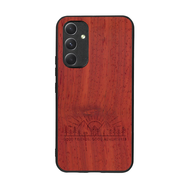 Coque de protection en bois véritable fabriquée en France pour Samsung A54 5G sur le thème chill et nature avec un motif représentant un levé de soleil sur un paysage de montagne avec des sapins et un chalet et la phrase "Good friends, good adventure"