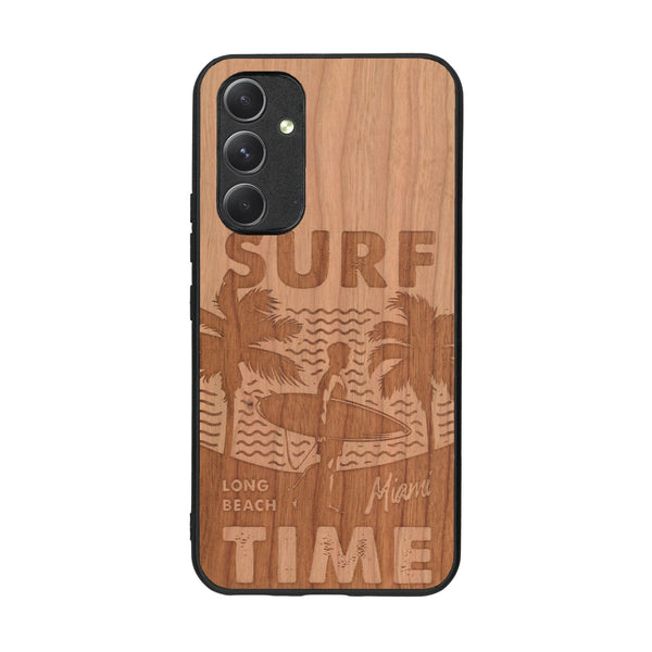 Coque de protection en bois véritable fabriquée en France pour Samsung A54 5G sur le thème chill avec un motif représentant une silouhette tenant une planche de surf sur une plage entouré de palmiers et les mots "Surf Time Long Beach Miami"