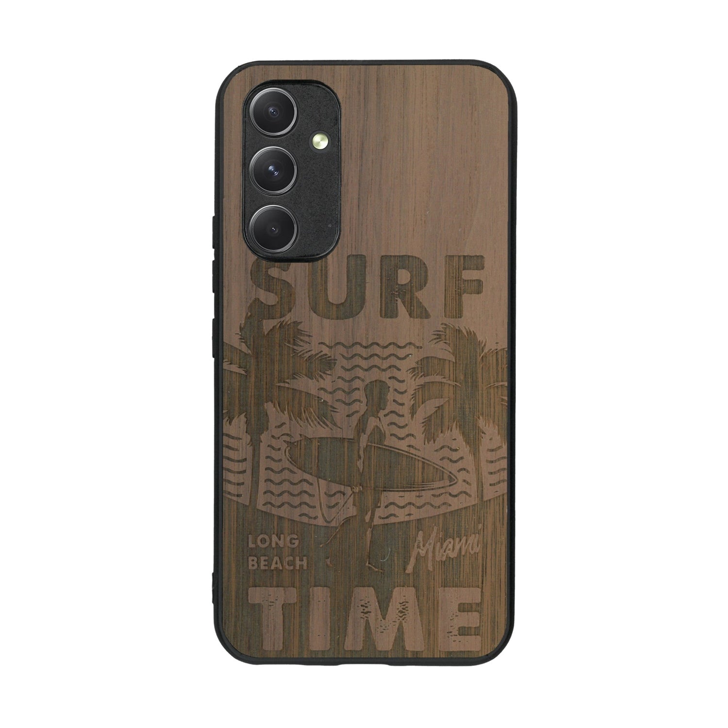 Coque de protection en bois véritable fabriquée en France pour Samsung A54 5G sur le thème chill avec un motif représentant une silouhette tenant une planche de surf sur une plage entouré de palmiers et les mots "Surf Time Long Beach Miami"